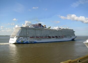 Cruise ship Norwegian Escape (2)