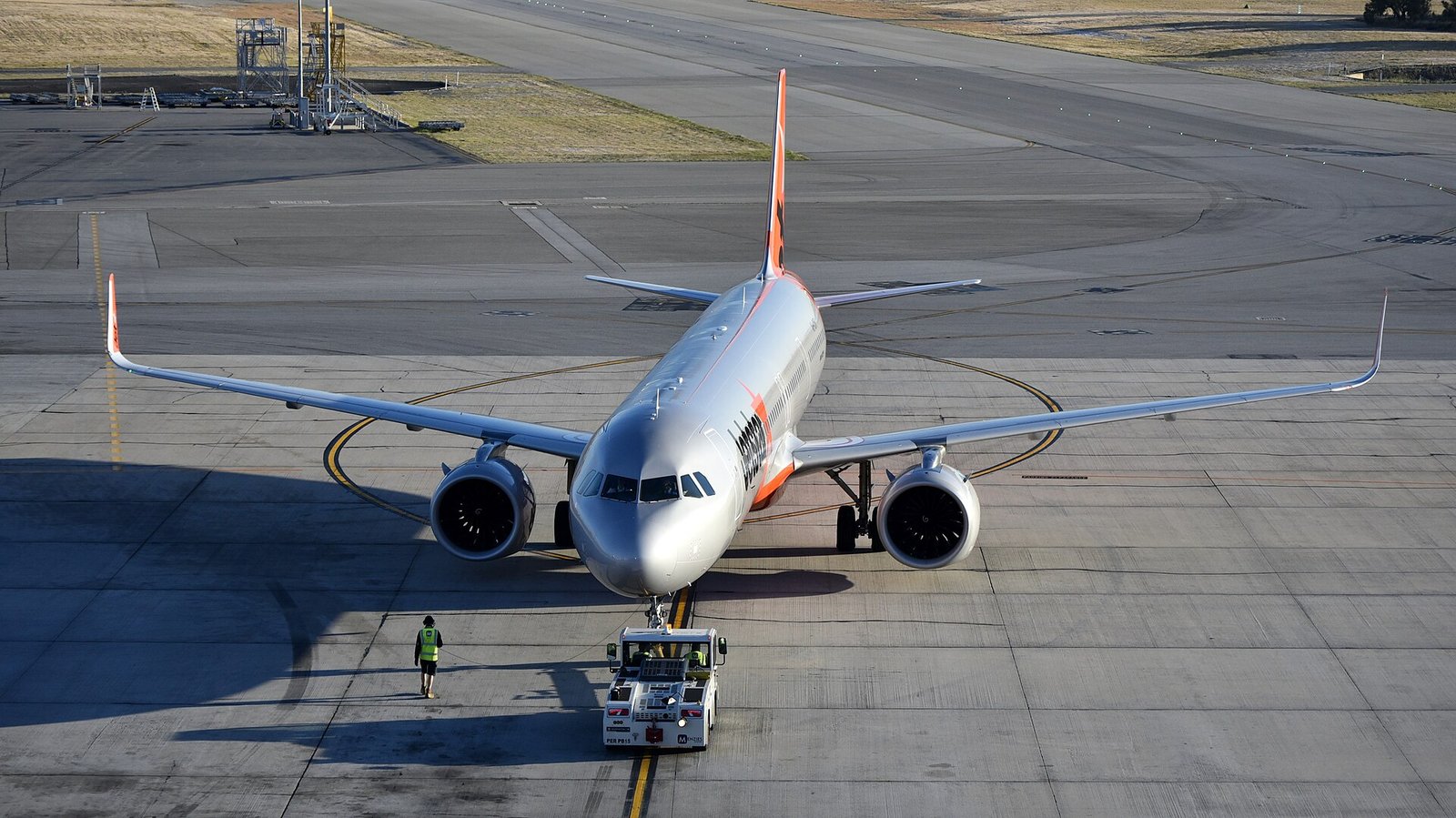 Jetstar Airbus A321neo VH-OYF Perth 2025 (02)