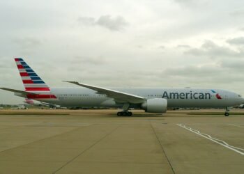 N734AR, Boeing 777-300ER of American Airlines at London Heathrow Airport, 05 12 2015 LHR (23486115042)