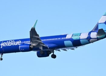 JetBlue Airbus A321neo N2188J on final approach to Boston Logan