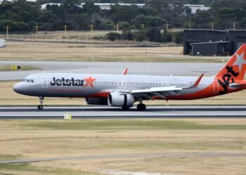 Jetstar Airbus A321neo VH-OYC landing at Perth Airport