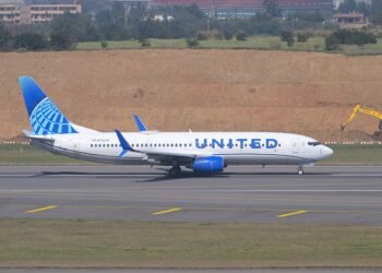 United Airlines Boeing 737-800 N73270 taking off at Taiwan Taoyuan International Airport