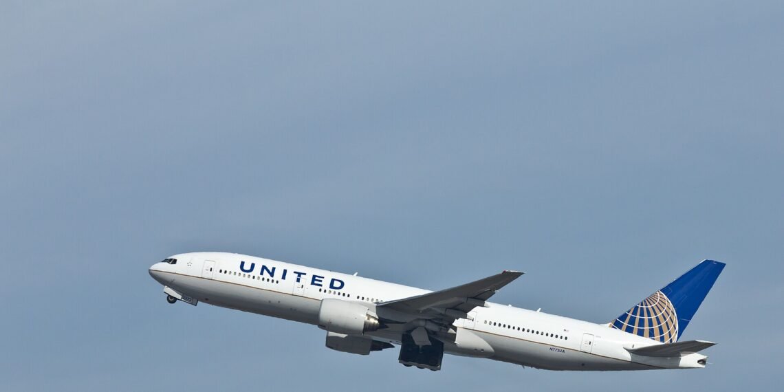 A United Airlines Boeing 777-200